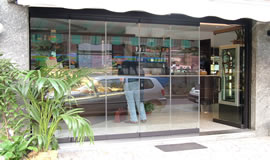 shop windows and doors-doors in glass and aluminiumo